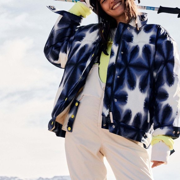 Free People Jackets & Blazers - 🎉LAST CHANCE🎉 NWT FP Movement Bunny Slope Printed Puffer / Blue Print